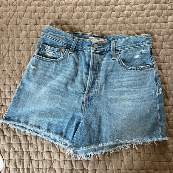 Levi’s Ribcage Shorts - Picture 1 of 4